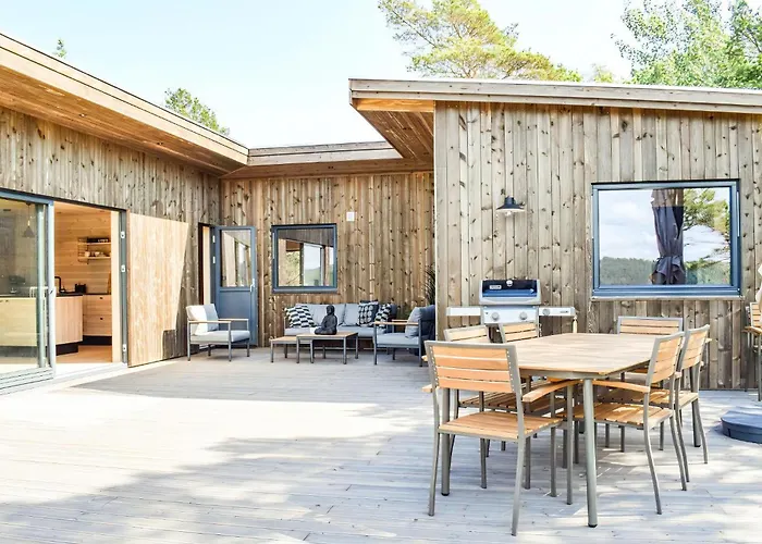 With Panoramic View Of Sandnesfjorden * Рисёр